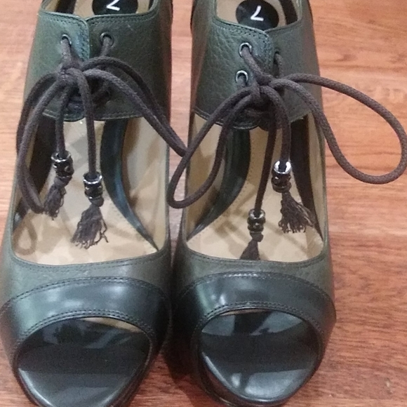 L.A.M.B platform green lace up heels - Picture 3 of 13